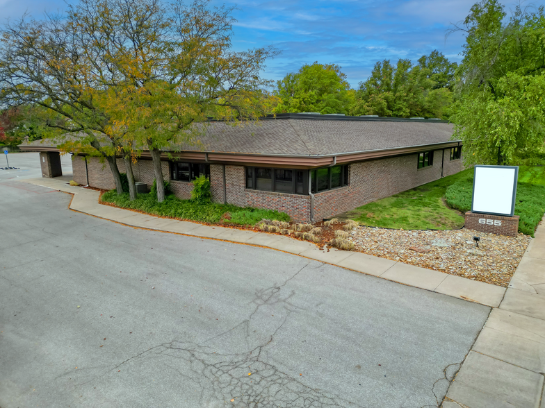 655 N Woodlawn St, Wichita, KS en alquiler - Foto del edificio - Imagen 1 de 5