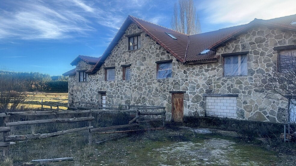Carretera Venta del Obispo, S/N, Navarredonda de Gredos, Ávila en venta - Foto del edificio - Imagen 3 de 6