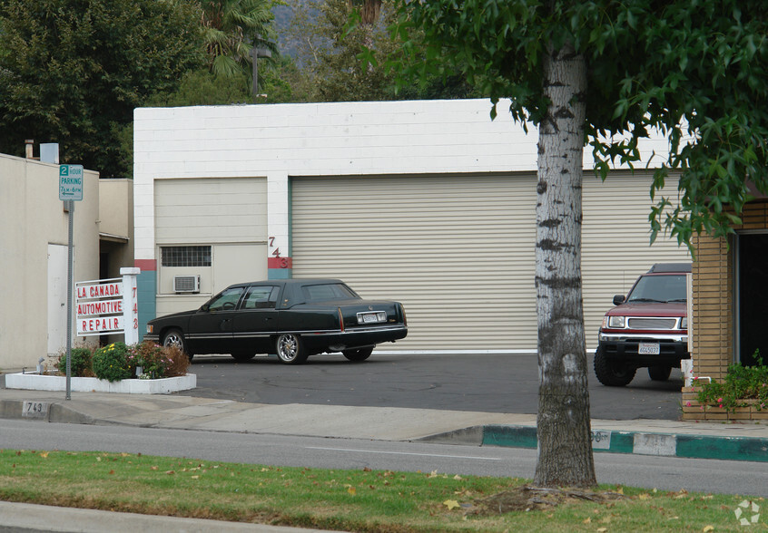 743 Foothill Blvd, La Canada Flintridge, CA en alquiler - Foto del edificio - Imagen 2 de 4