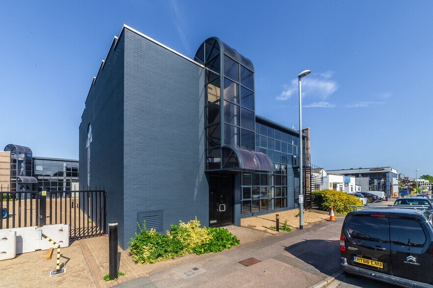 Oakcroft Rd, Chessington en alquiler - Foto del edificio - Imagen 3 de 3