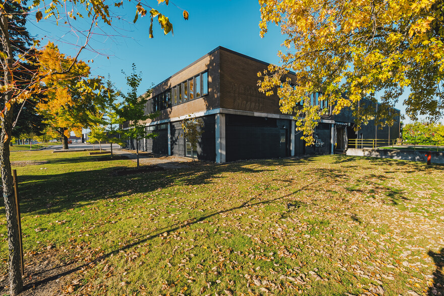 115 Rue de Lauzon, Boucherville, QC en alquiler - Foto del edificio - Imagen 3 de 7