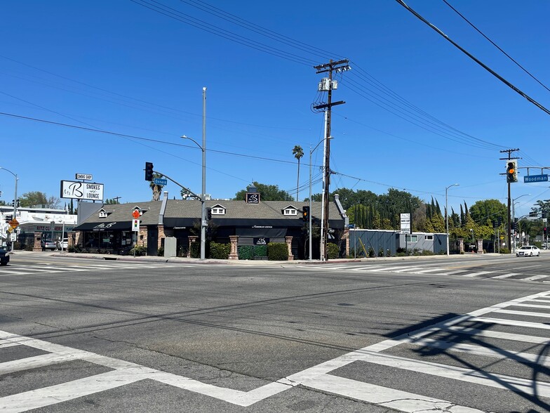 13651 Oxnard St, Van Nuys, CA en alquiler - Foto del edificio - Imagen 1 de 32