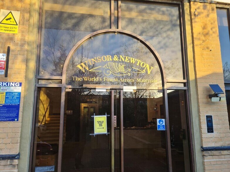 26 Whitefriars Av, Harrow en venta - Foto del edificio - Imagen 2 de 6