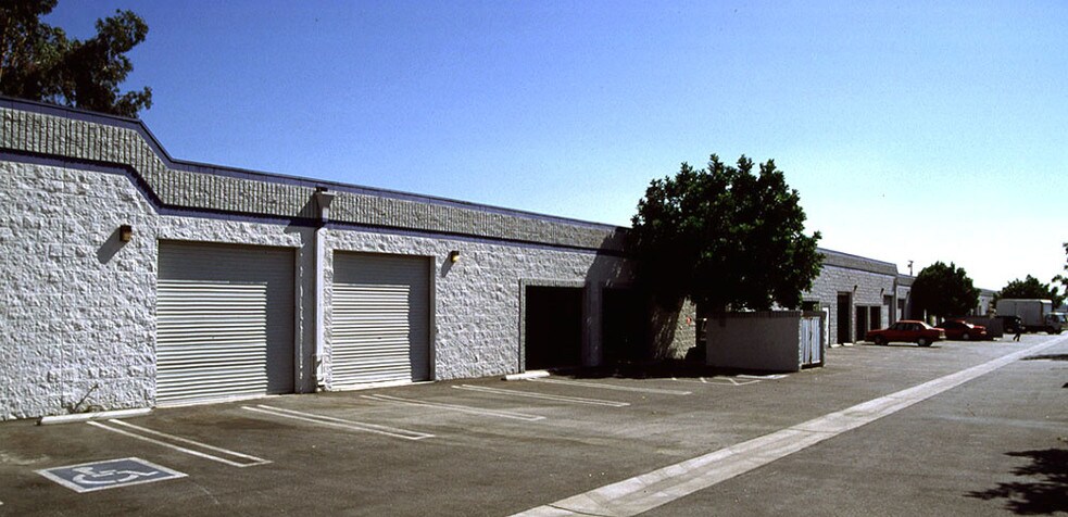 7647 Hayvenhurst Ave, Van Nuys, CA en alquiler - Foto del edificio - Imagen 2 de 2