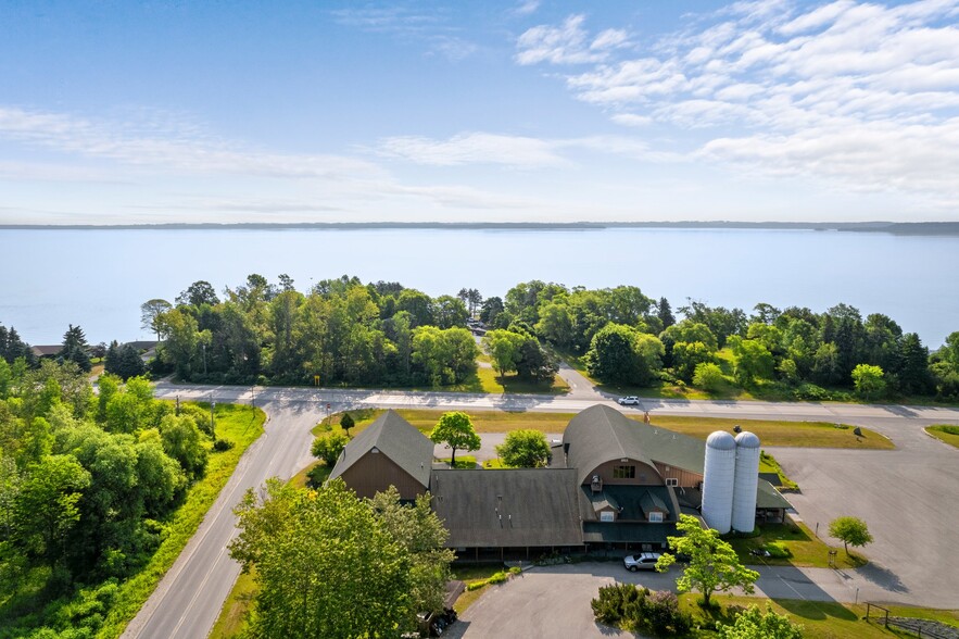 5046 S West Bay Shore Dr, Suttons Bay, MI en venta - Foto del edificio - Imagen 2 de 71