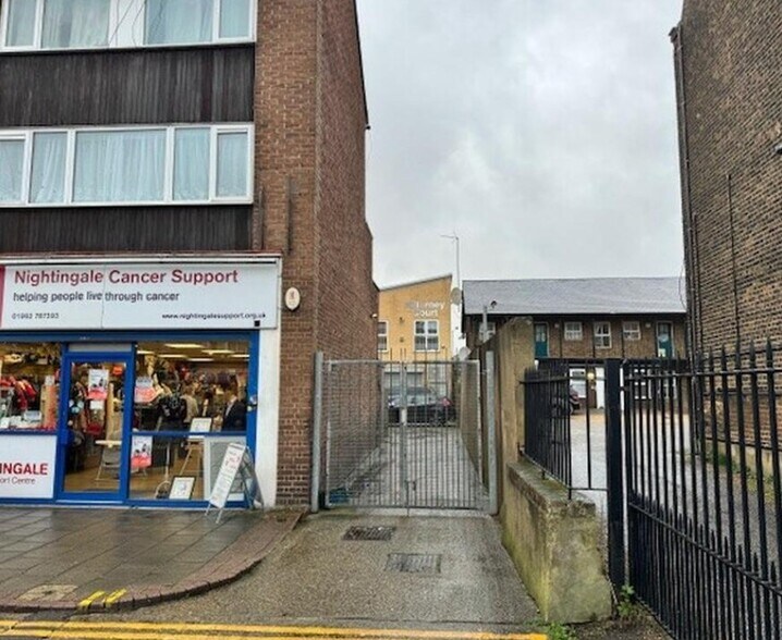 Lodge Cres, Waltham Cross en venta - Foto del edificio - Imagen 2 de 4