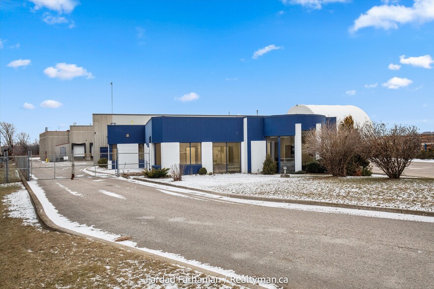 42 Cardico Dr, Whitchurch-Stouffville, ON en venta - Foto del edificio - Imagen 3 de 75