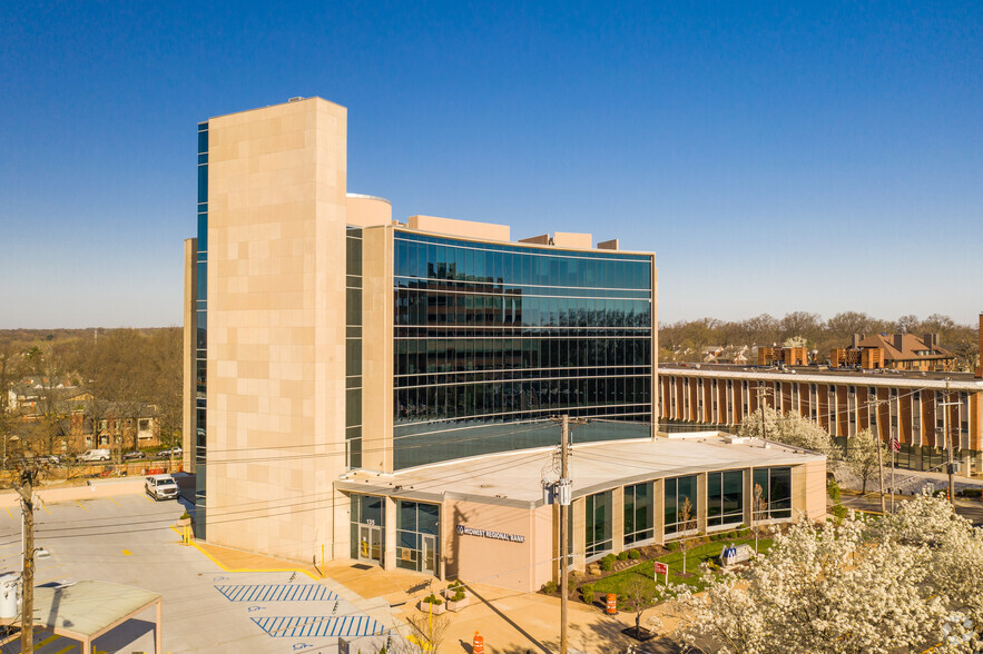 135 N Meramec Ave, Clayton, MO en alquiler - Foto del edificio - Imagen 2 de 10