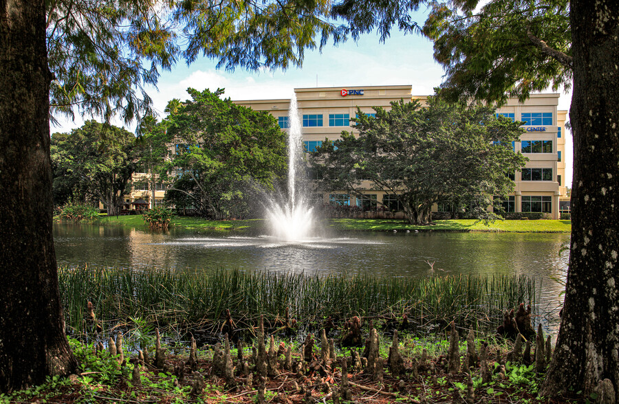 7111 Fairway Dr, Palm Beach Gardens, FL en alquiler - Foto del edificio - Imagen 2 de 12