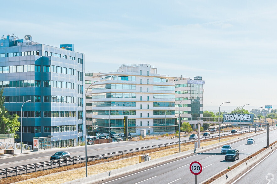 Avenida Sur de Barajas, 20, Madrid, Madrid en alquiler - Foto del edificio - Imagen 2 de 23