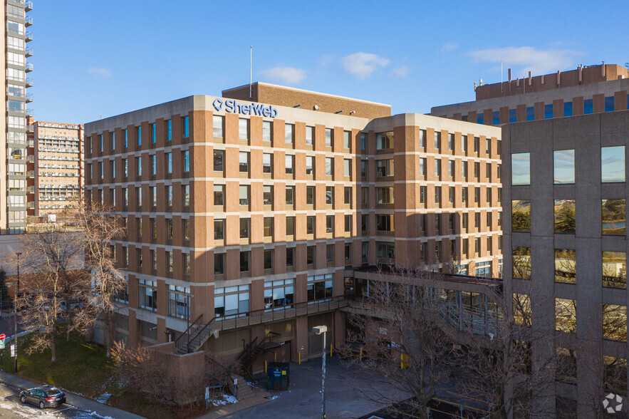 1000 Rue De Sérigny, Longueuil, QC en alquiler - Foto del edificio - Imagen 3 de 7