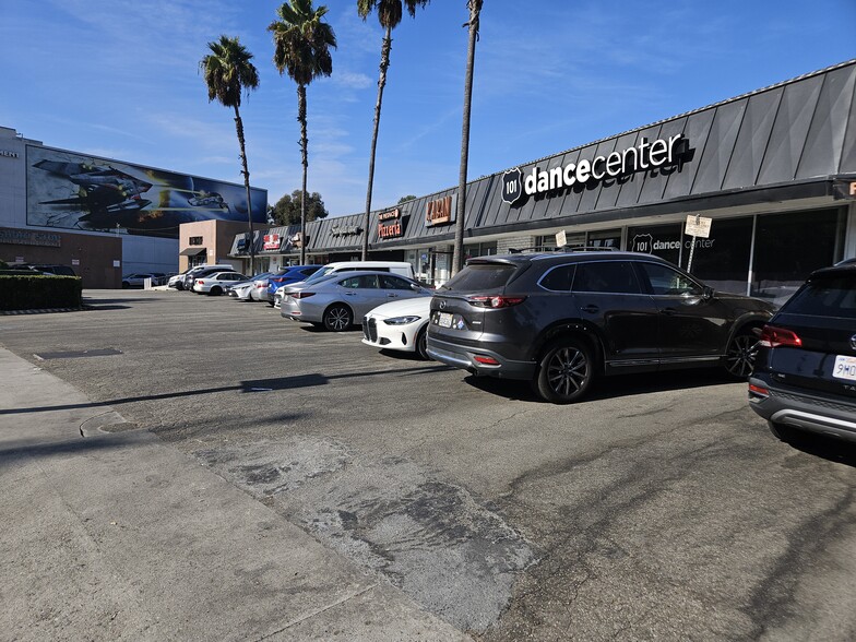 3242-3278 Cahuenga Blvd W, Los Angeles, CA en alquiler - Foto del edificio - Imagen 1 de 8