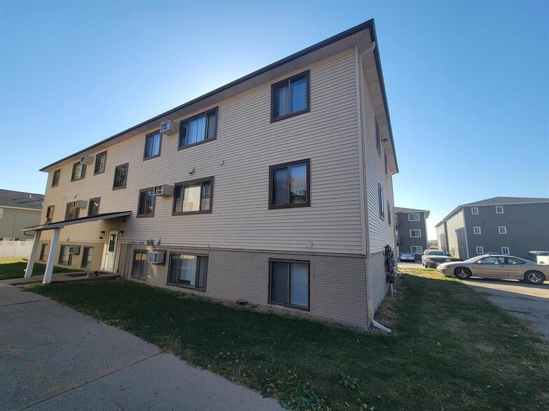 1000-1008 Crawford Rd S, Vermillion, SD en venta - Foto del edificio - Imagen 1 de 12