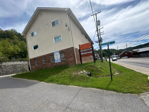 384 Main St, Chapmanville, WV en venta - Foto del edificio - Imagen 3 de 21