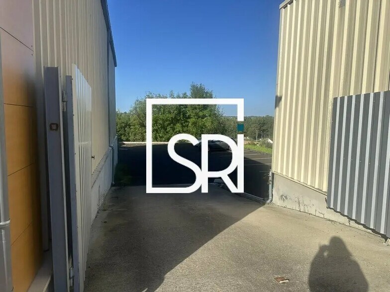 Local en Abrest en venta - Foto del edificio - Imagen 2 de 10