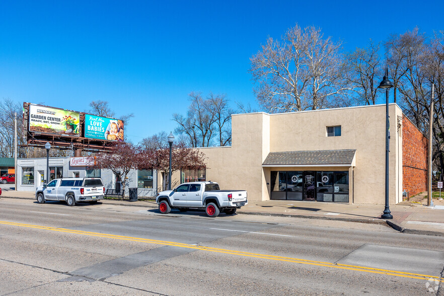 6825 Douglas Ave, Urbandale, IA en alquiler - Foto del edificio - Imagen 1 de 6