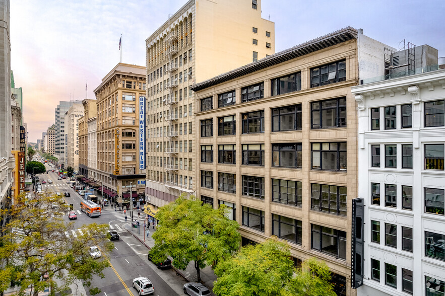 714 S Hill St, Los Angeles, CA en alquiler - Foto del edificio - Imagen 1 de 23