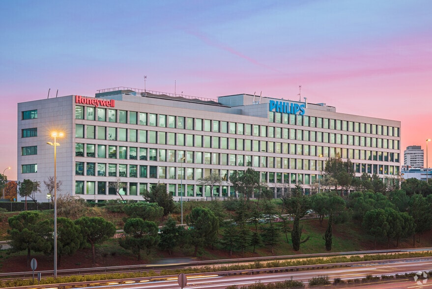 Calle María de Portugal, 3 - 5, Madrid, Madrid en alquiler - Foto del edificio - Imagen 1 de 18
