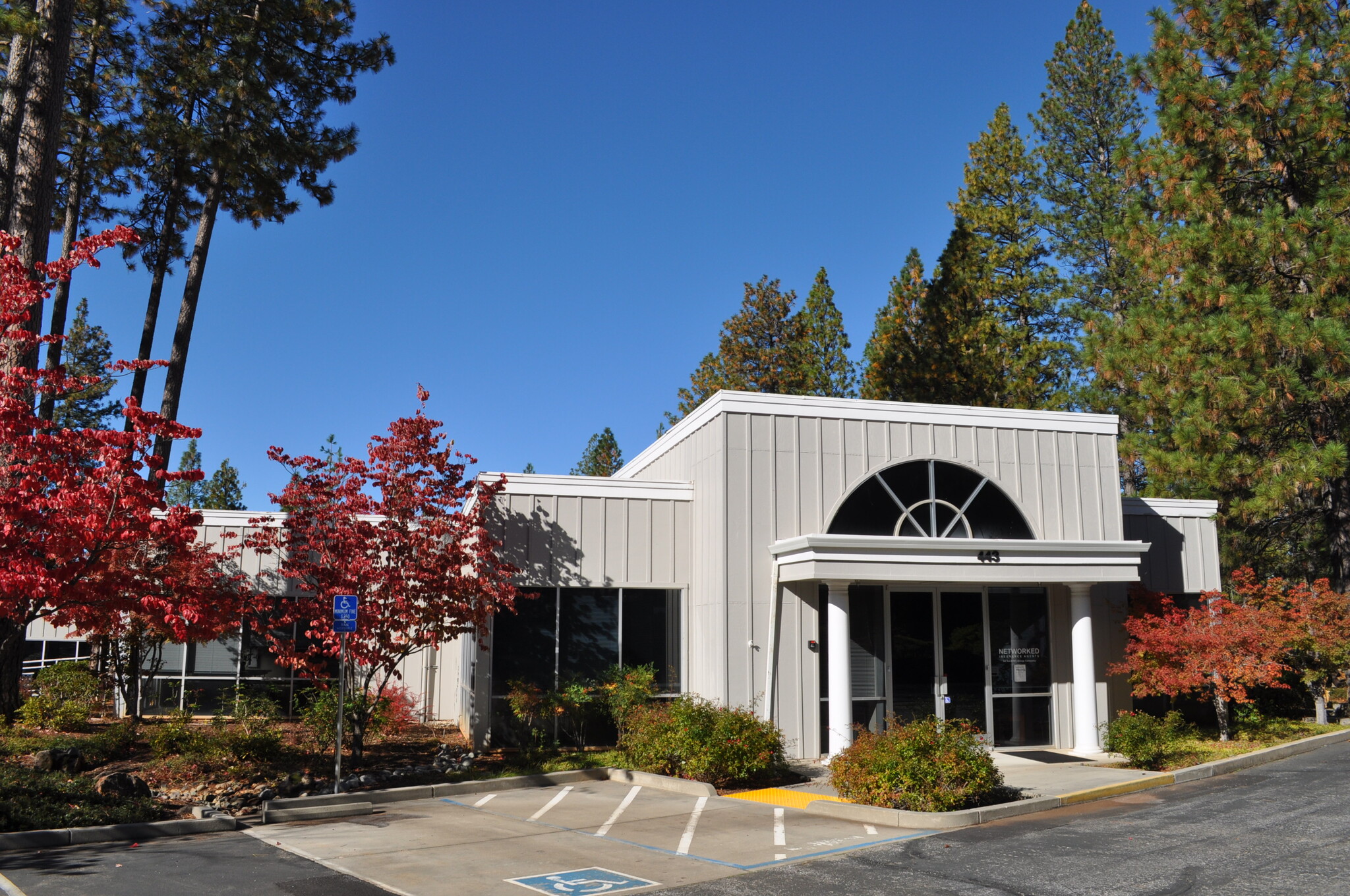 443 Crown Point Cir, Grass Valley, CA en venta Foto del edificio- Imagen 1 de 5