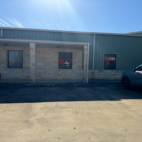 2301 10th St, Floresville, TX en alquiler - Foto principal - Imagen 1 de 7