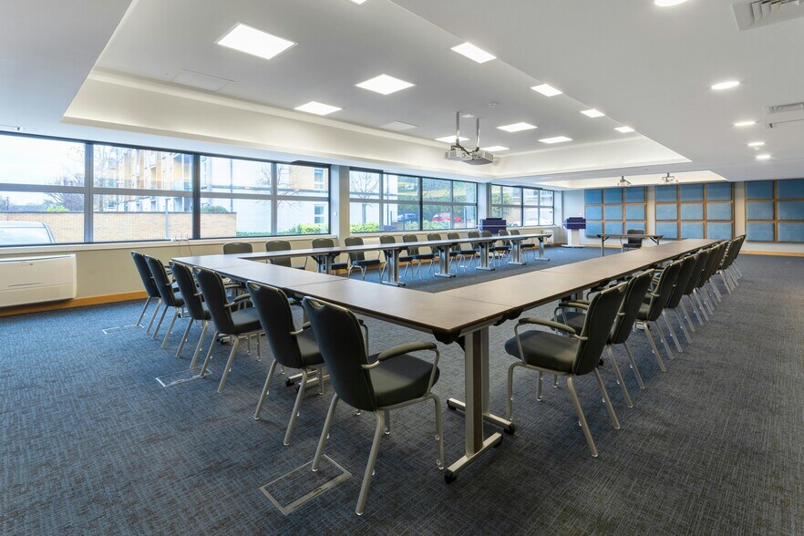 Highbury Dr, Leatherhead en venta - Foto del edificio - Imagen 2 de 11