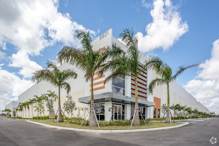 6301 E 10th Ave, Hialeah, FL en alquiler - Foto del edificio - Imagen 1 de 4