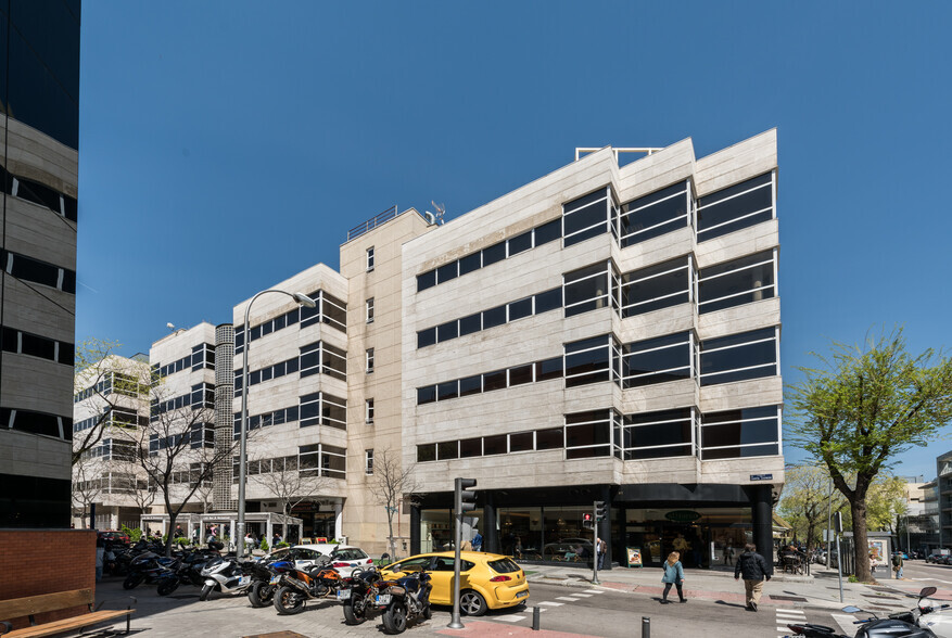 Calle Julián Camarillo, 29, Madrid, Madrid en alquiler - Foto del edificio - Imagen 2 de 33