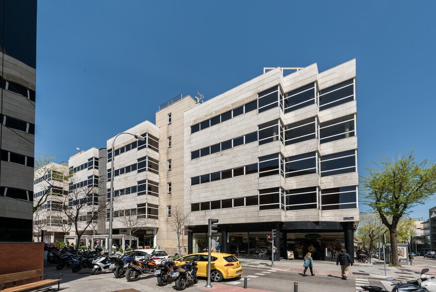 Calle de Julián Camarillo, 29, Madrid, Madrid en alquiler - Foto del edificio - Imagen 2 de 33