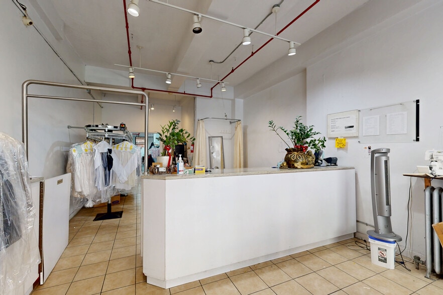 Residential, Retail, and Storage Co-Op cartera de 3 inmuebles en venta en LoopNet.es - Matterport 3D Scan - Imagen 3 de 32