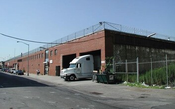 30-10-30-30 Review Ave, Long Island City, NY en alquiler Foto del edificio- Imagen 1 de 8