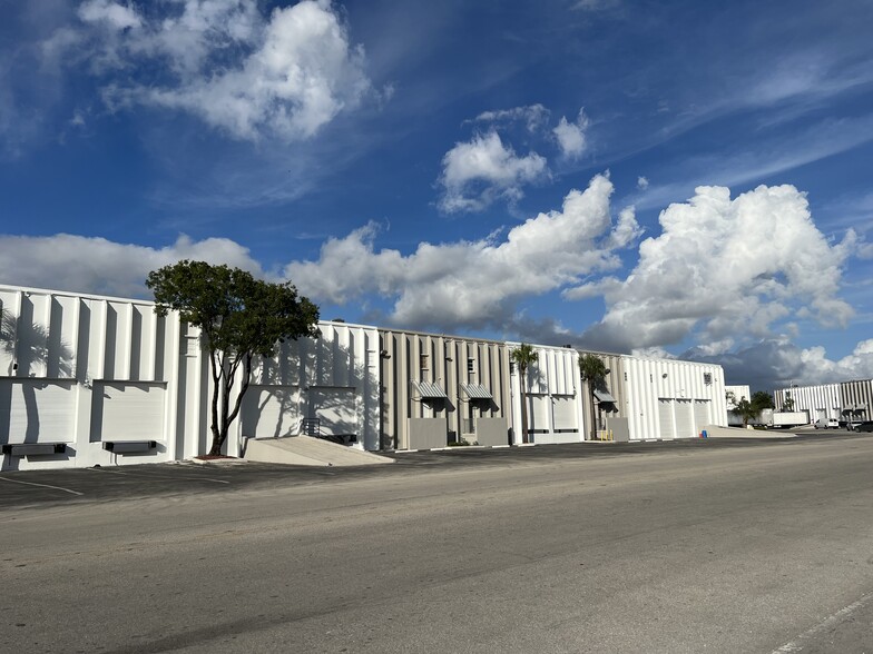 9102-9116 NW 106th St, Medley, FL en alquiler - Foto del edificio - Imagen 1 de 7