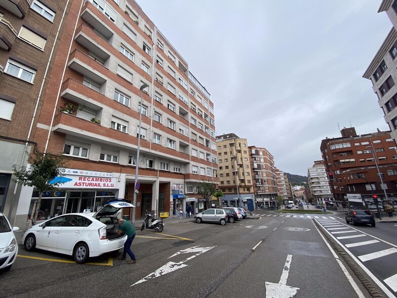 Calle de Alejandro Casona, 28, Oviedo, Asturias en venta - Foto del edificio - Imagen 2 de 7