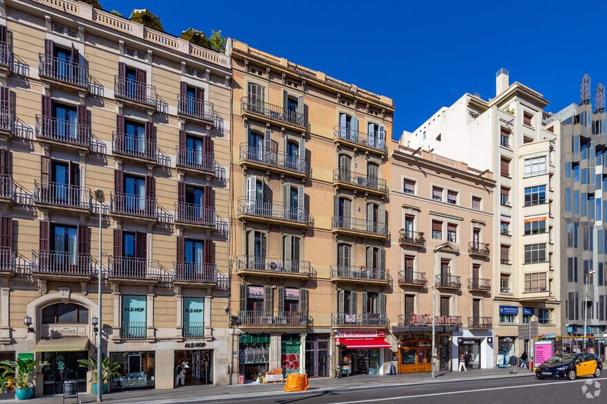 Edificio residencial en Barcelona, Barcelona en venta - Foto del edificio - Imagen 3 de 4