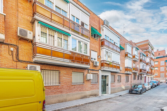 Más detalles de Calle de Pinos Baja, 41, Madrid - Local en alquiler