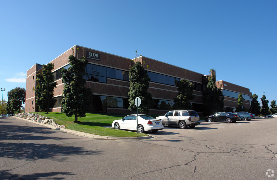 39395 W 12 Mile Rd, Farmington Hills, MI en alquiler - Foto del edificio - Imagen 3 de 5