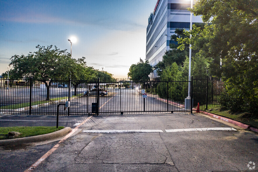 2350 Valley View Ln, Dallas, TX en alquiler - Foto del edificio - Imagen 3 de 92