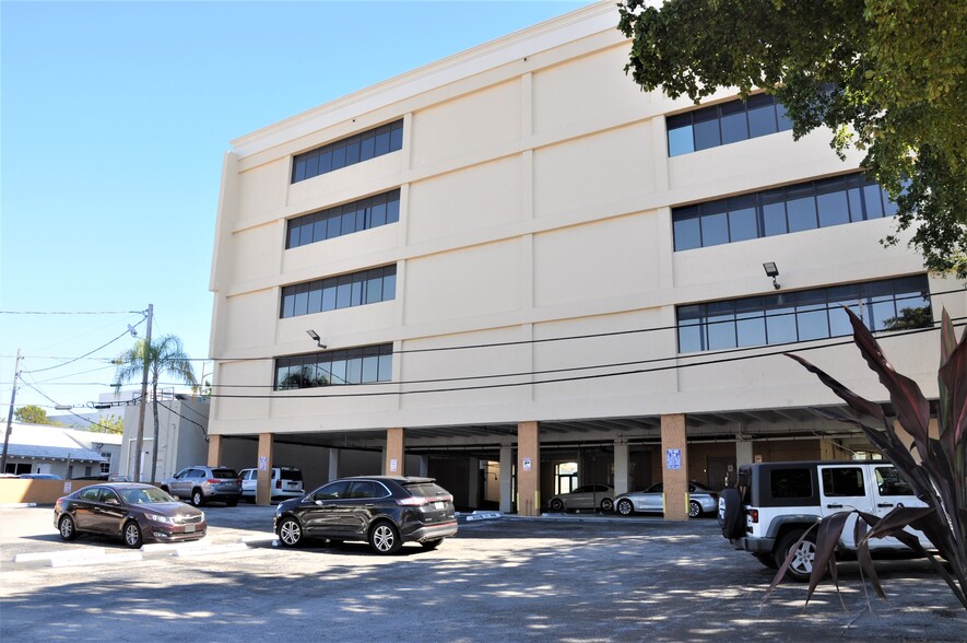 814 Ponce de Leon Blvd, Coral Gables, FL en alquiler - Foto del edificio - Imagen 3 de 4