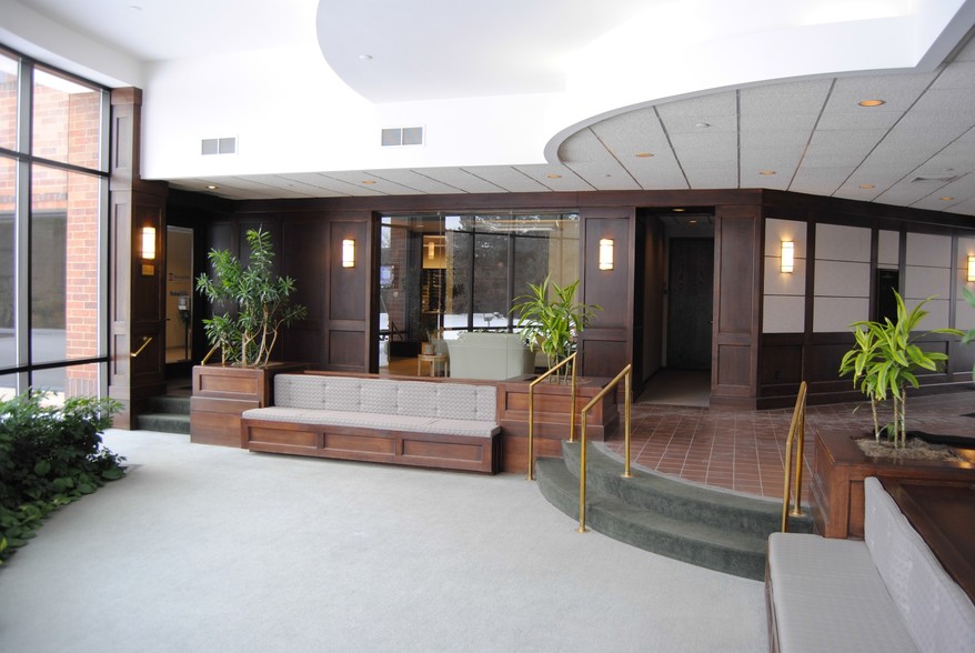 100 N Corporate Dr, Brookfield, WI en alquiler - Lobby - Imagen 2 de 6