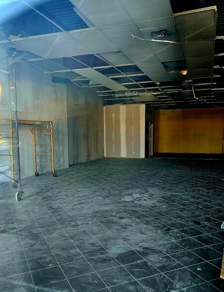 Prime Space Located Within 7808 Gateway Blvd NW, Edmonton, AB en alquiler - Foto de la construcción - Imagen 3 de 7