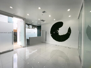 8490 Santa Monica Blvd, West Hollywood, CA en alquiler Foto del interior- Imagen 2 de 7