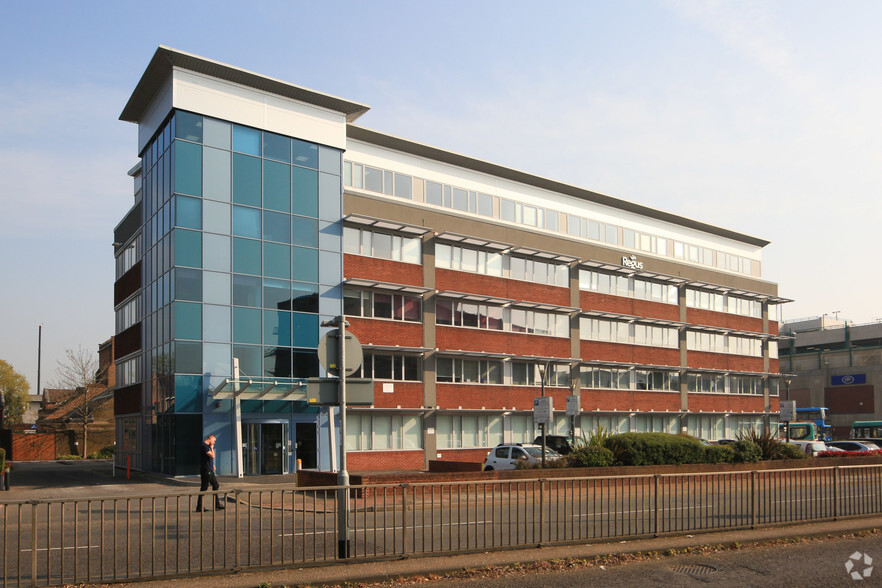 Station Way, Crawley en alquiler - Foto del edificio - Imagen 1 de 17