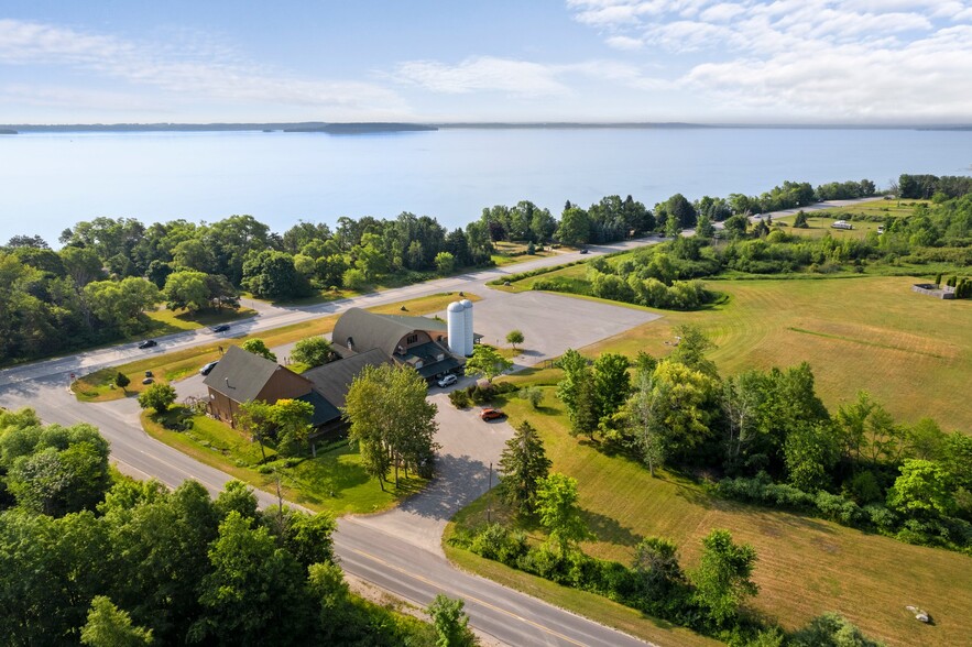 5046 S West Bay Shore Dr, Suttons Bay, MI en venta - Foto del edificio - Imagen 1 de 71