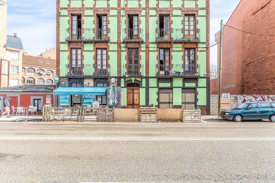 Local en León, León en venta - Foto del edificio - Imagen 2 de 11