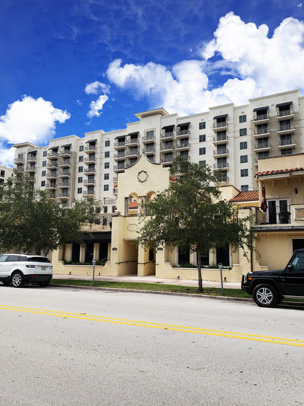 4555 Ponce De Leon Blvd, Coral Gables, FL en alquiler - Foto del edificio - Imagen 2 de 2