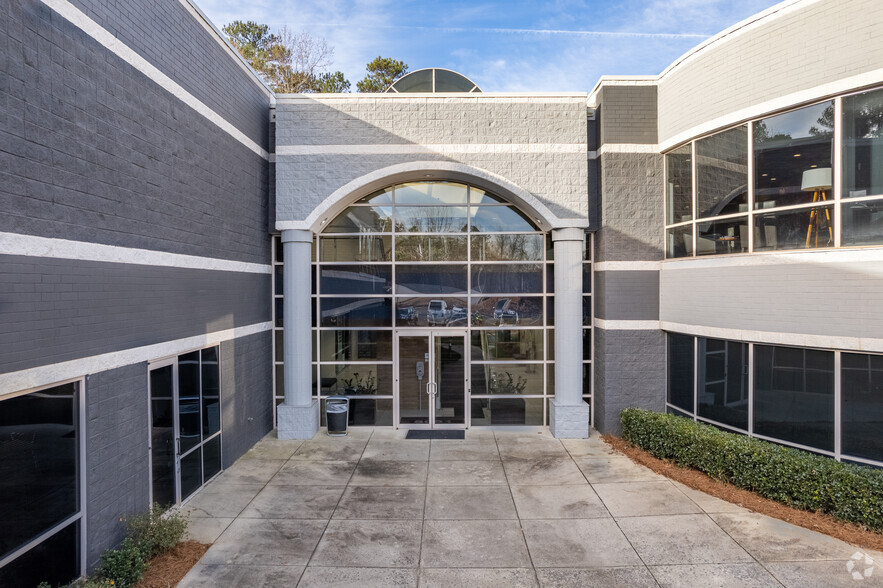 5051 Peachtree Corners Cir, Peachtree Corners, GA en alquiler - Foto del edificio - Imagen 3 de 7