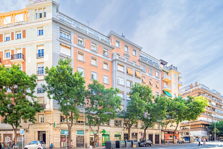 Edificio residencial en Madrid, Madrid en venta - Foto del edificio - Imagen 2 de 2