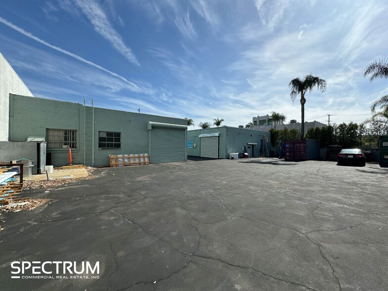 7621 Hayvenhurst Ave, Van Nuys, CA en alquiler - Foto del edificio - Imagen 2 de 6