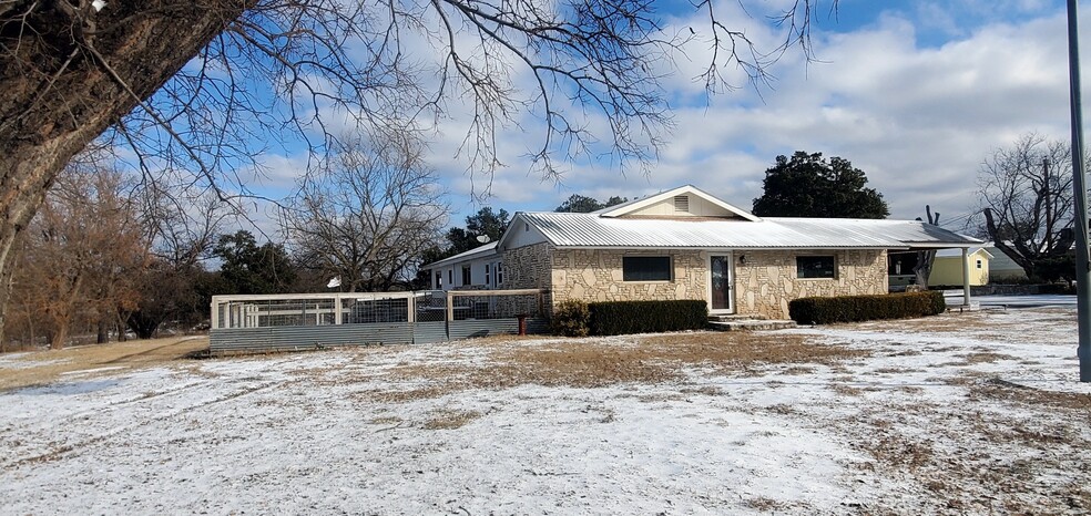 702 E Schubert St, Fredericksburg, TX en venta - Foto principal - Imagen 1 de 28