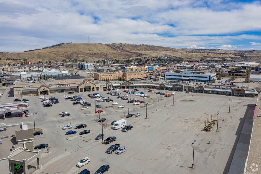 312 5th Ave W, Cochrane, AB en alquiler - Foto del edificio - Imagen 2 de 3