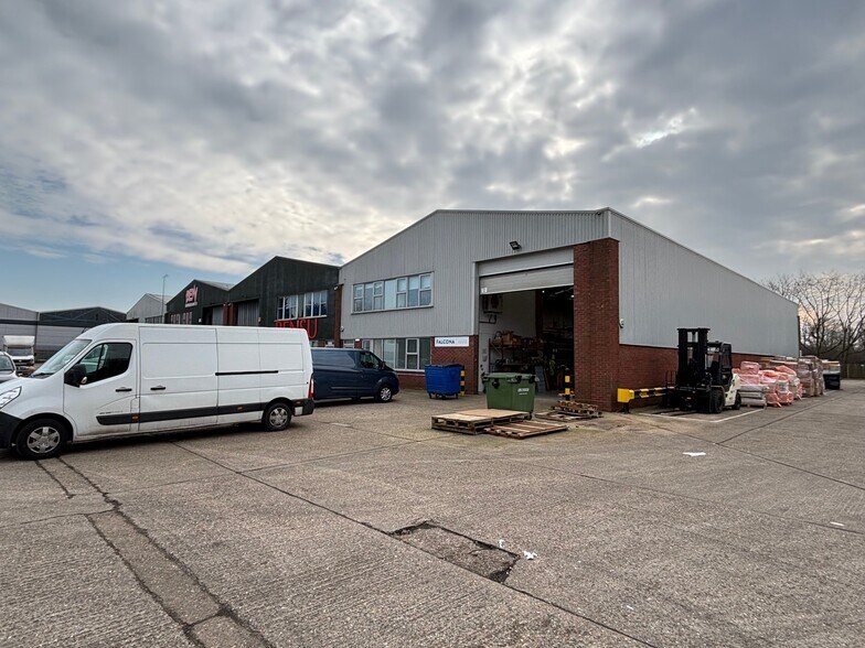 Priors Way, Maidenhead en alquiler - Foto del edificio - Imagen 2 de 2